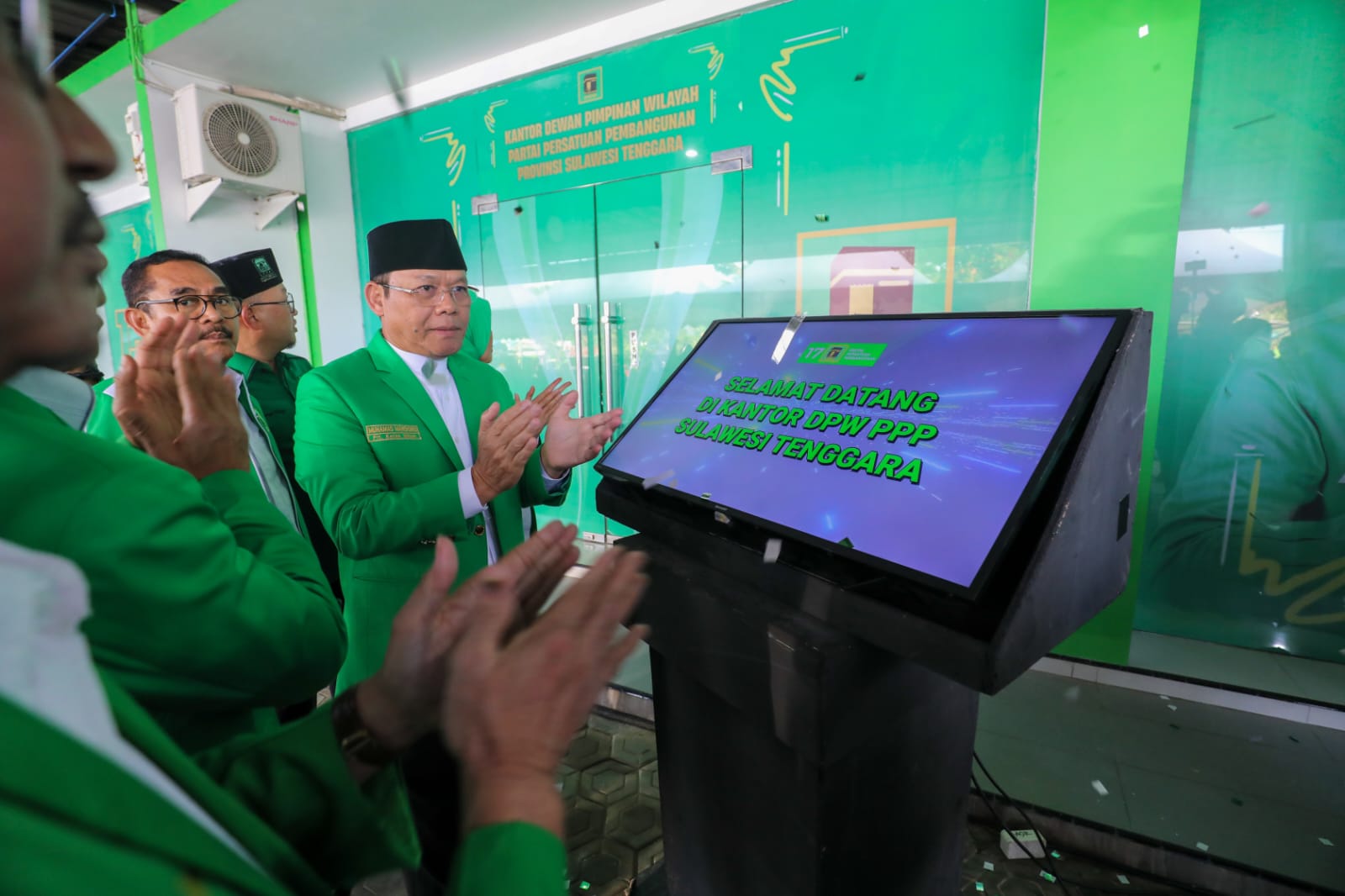 Plt Ketua Umum Partai Persatuan Pembangunan (PPP) Muhamad Mardiono meresmikan Kantor DPW PPP 