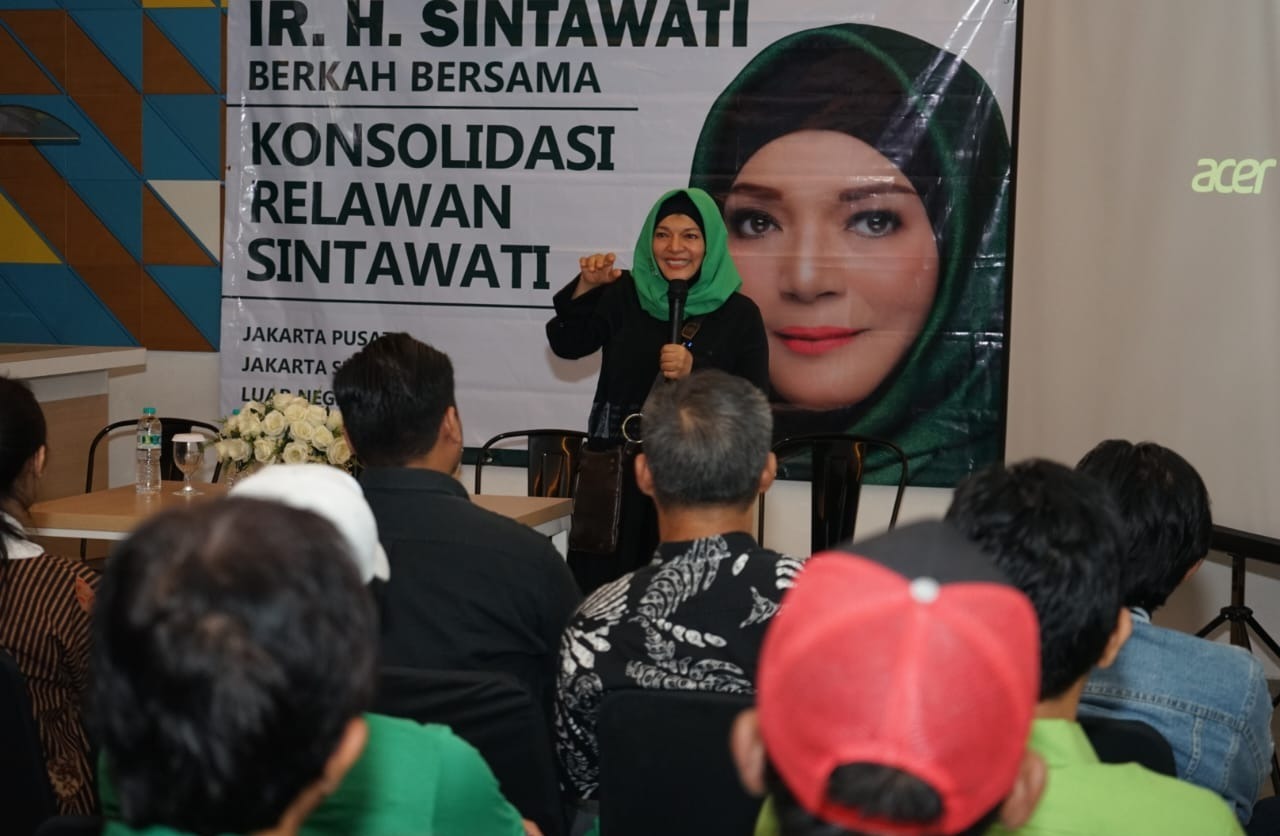 Bacaleg DPR RI dari PPP, Ir Sintawati memberi pengarahan kepada para relawan pendukungnya di Kebayoran Baru, Jaksel, Jumat (14/7).  