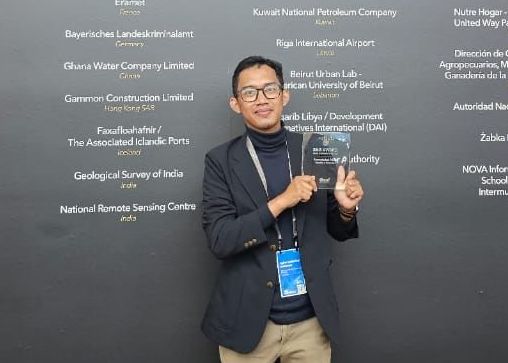 Head of GIS Data Management Team, Irghan Santiz, mewakili Kementerian PUPR menerima Special Achievement in GIS Award.