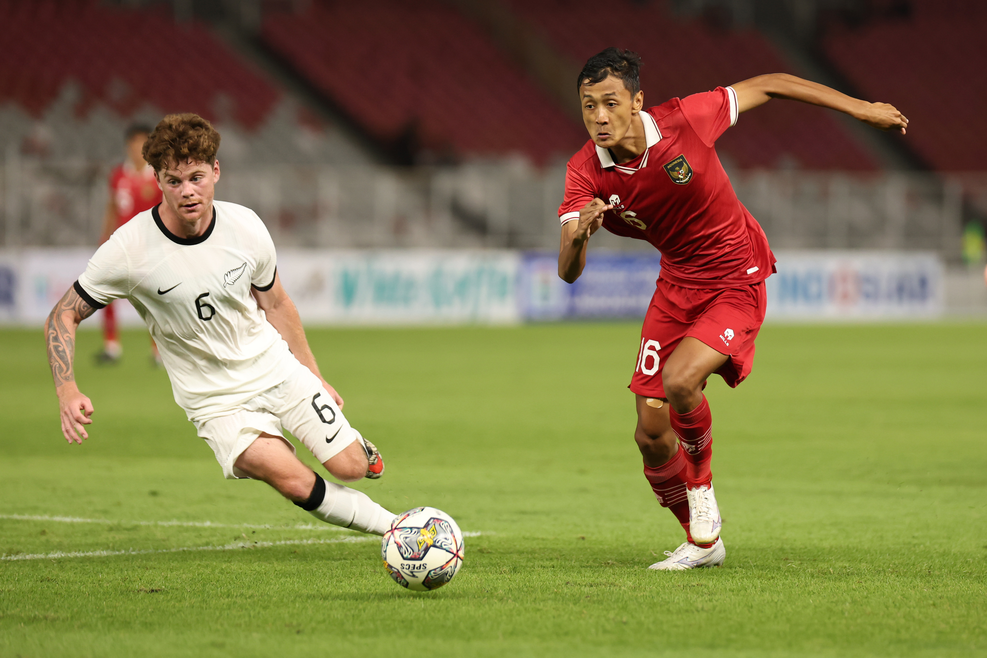 Pemain Persija Jakarta Dony Tri Pamungkas (kanan).