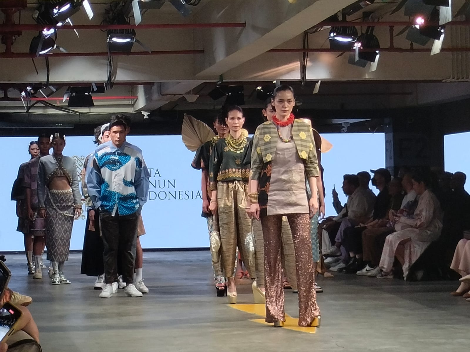 Peragaan busana Cita Tenun Indonesia