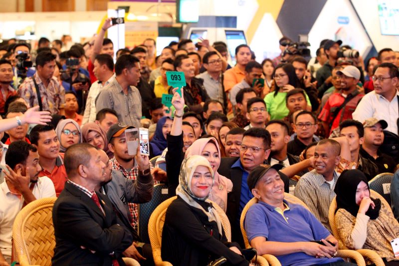 Ratusan peserta mengikuti lelang mobil dan barang-barang sitaan KPK, di Jakarta, 2017 silam.