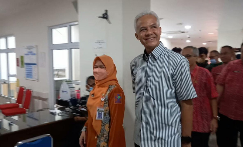 SMRC: Kemeja Desain dari Jokowi, Bukti Ganjar bukan Hanya Milik PDIP