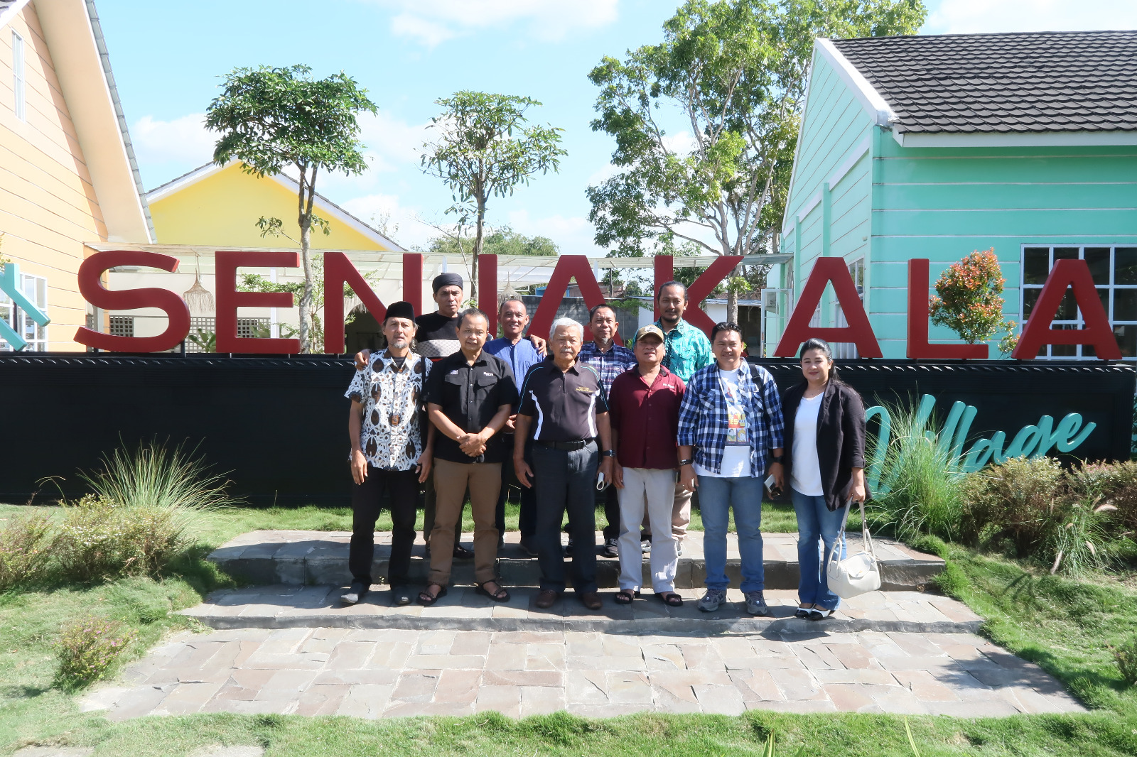 Mantan Gubernur Jawa Tengah Bibit Waluyo di tengah wartawan