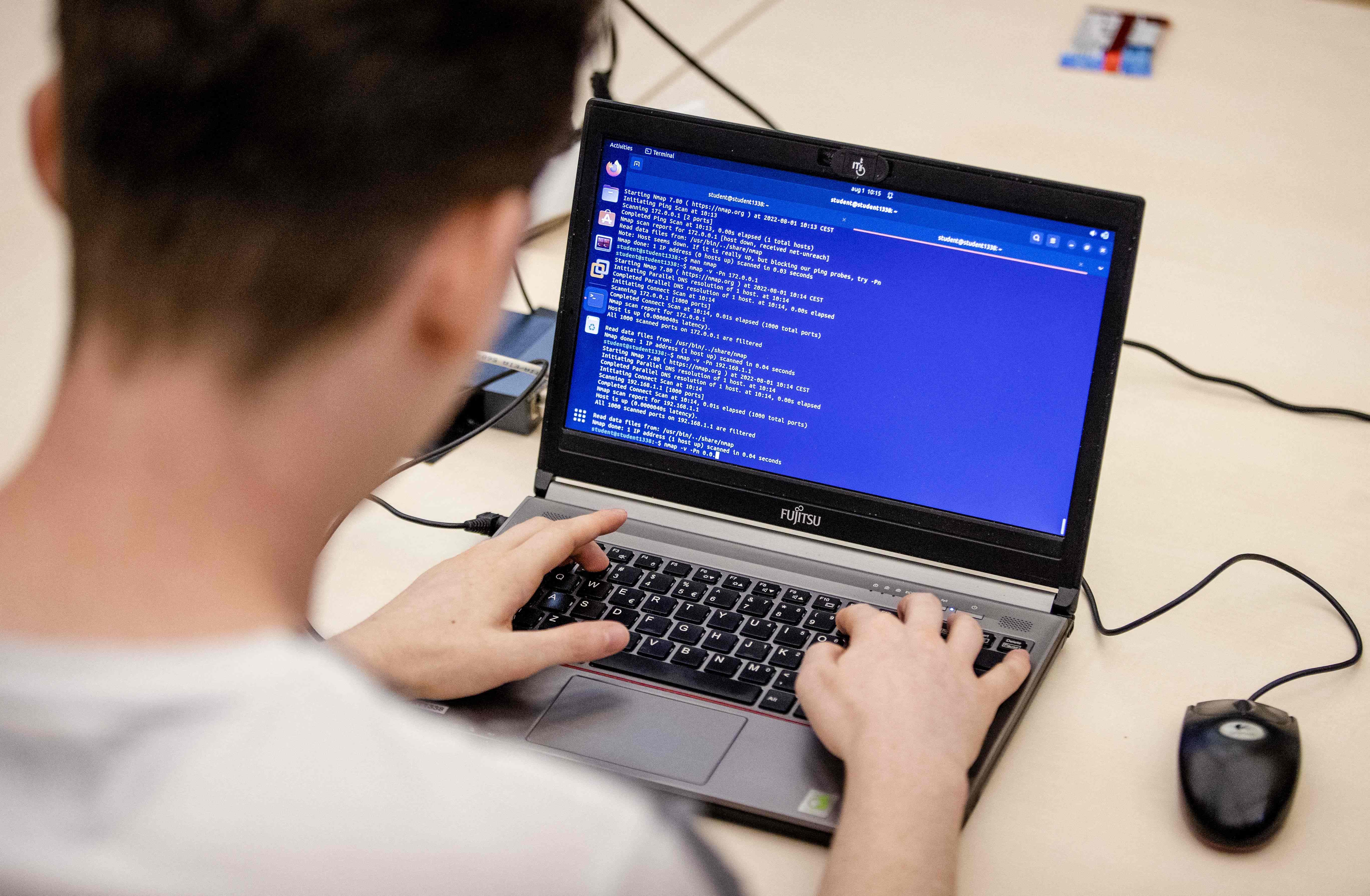 Seorang pemuda sedang menjalani pelatihan teknik keamanan siber 