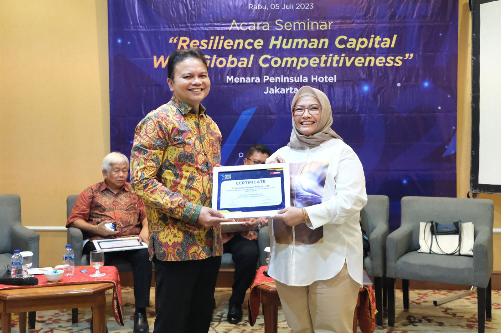  Esti Wuryani, Kepala Divisi SDM Peruri menerima penghargaan  Human Capital on Resilience Excellence Award 2023.