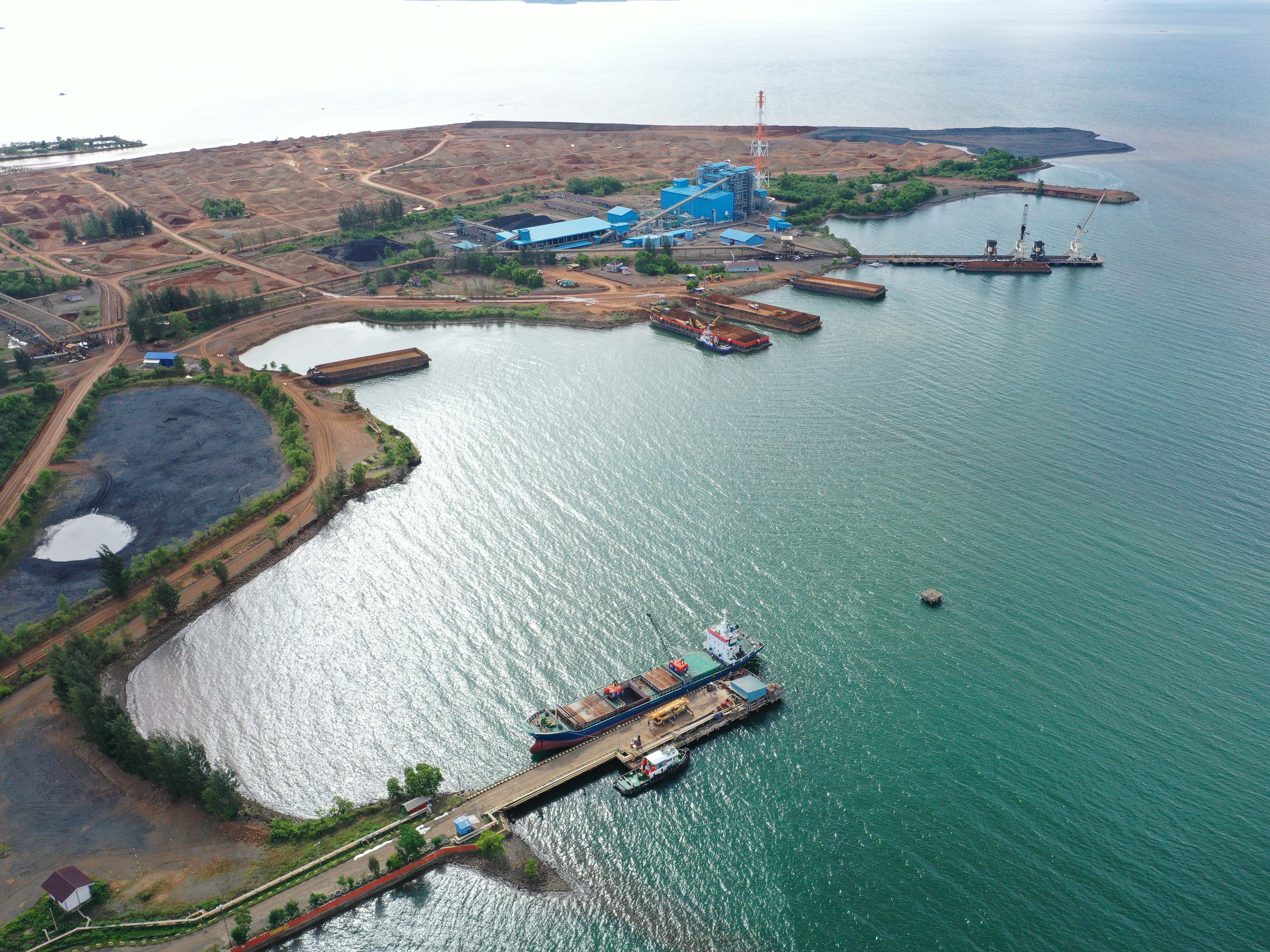 Foto udara aktivitas bongkar muat nikel di areal pabrik smelter milik PT Antam di Kecamatan Pomalaa, Kolaka, Sulawesi Tenggara.