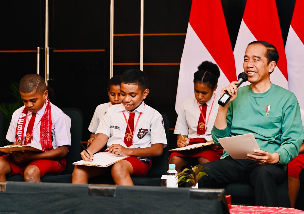 Presiden Jokowi mengetes kemampuan matematika siswa sekolah dasar (SD) di Papua yang telah mendapatkan metode Gangsing. 