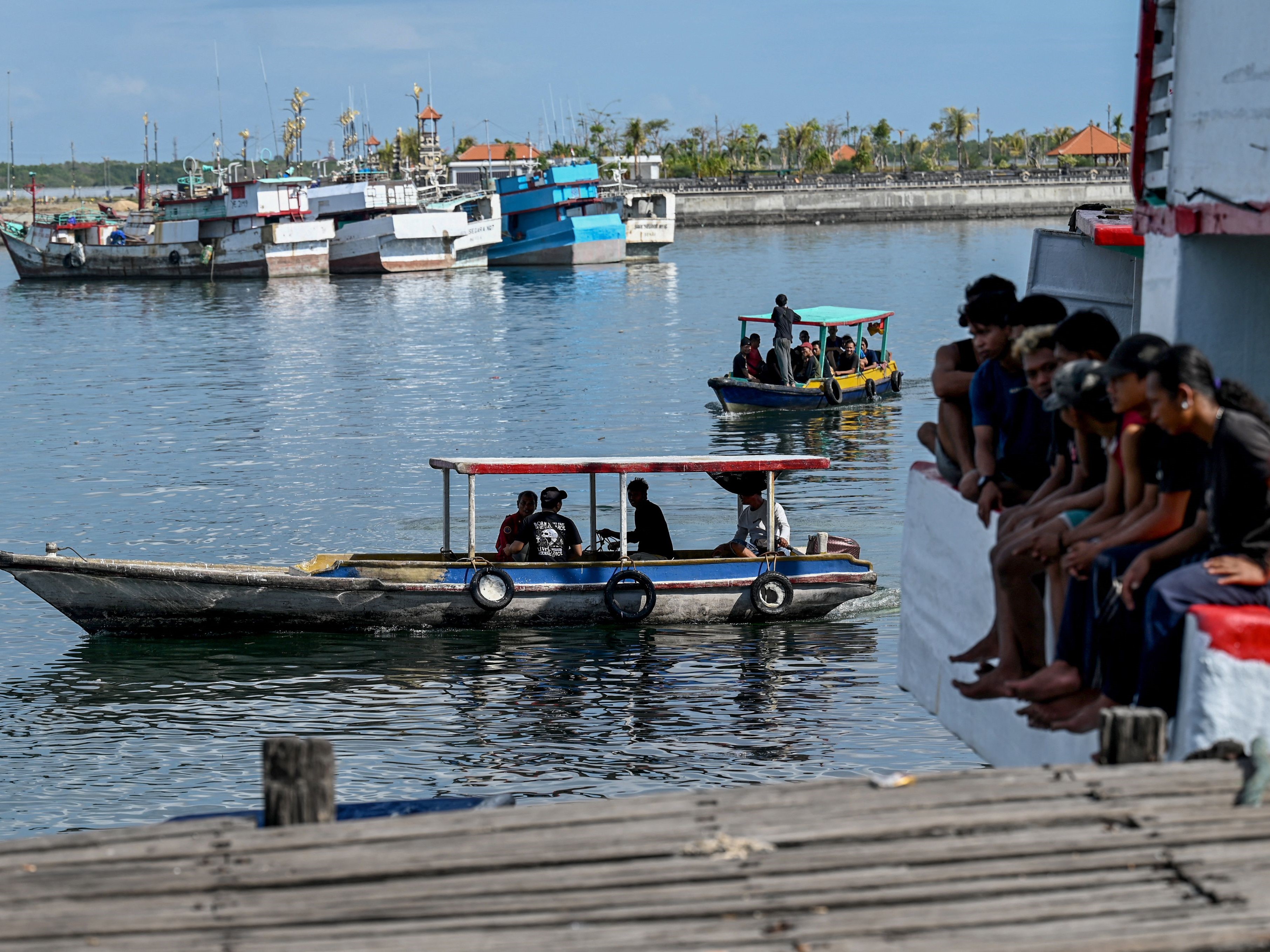 Orang-orang bersiap untuk pergi memancing di pelabuhan Benoa di pulau resor Bali pada 30 Juni 2023. 