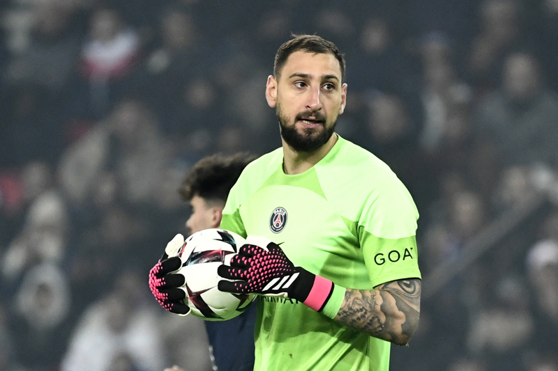 Kediaman kiper PSG Gianluigi Donnarumma di Paris diserang dan dirampok oleh beberapa orang, ketika ia dan pasangannya berada di rumah. 