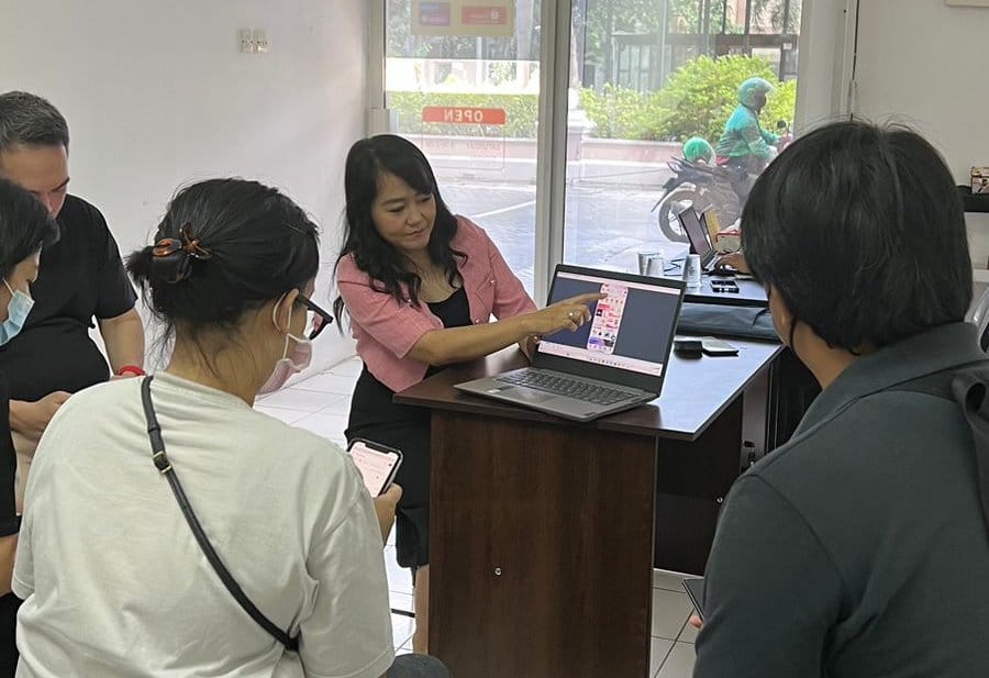  Renny Veronica (tengah) memberi pelatihan kepada mitra Buyvely