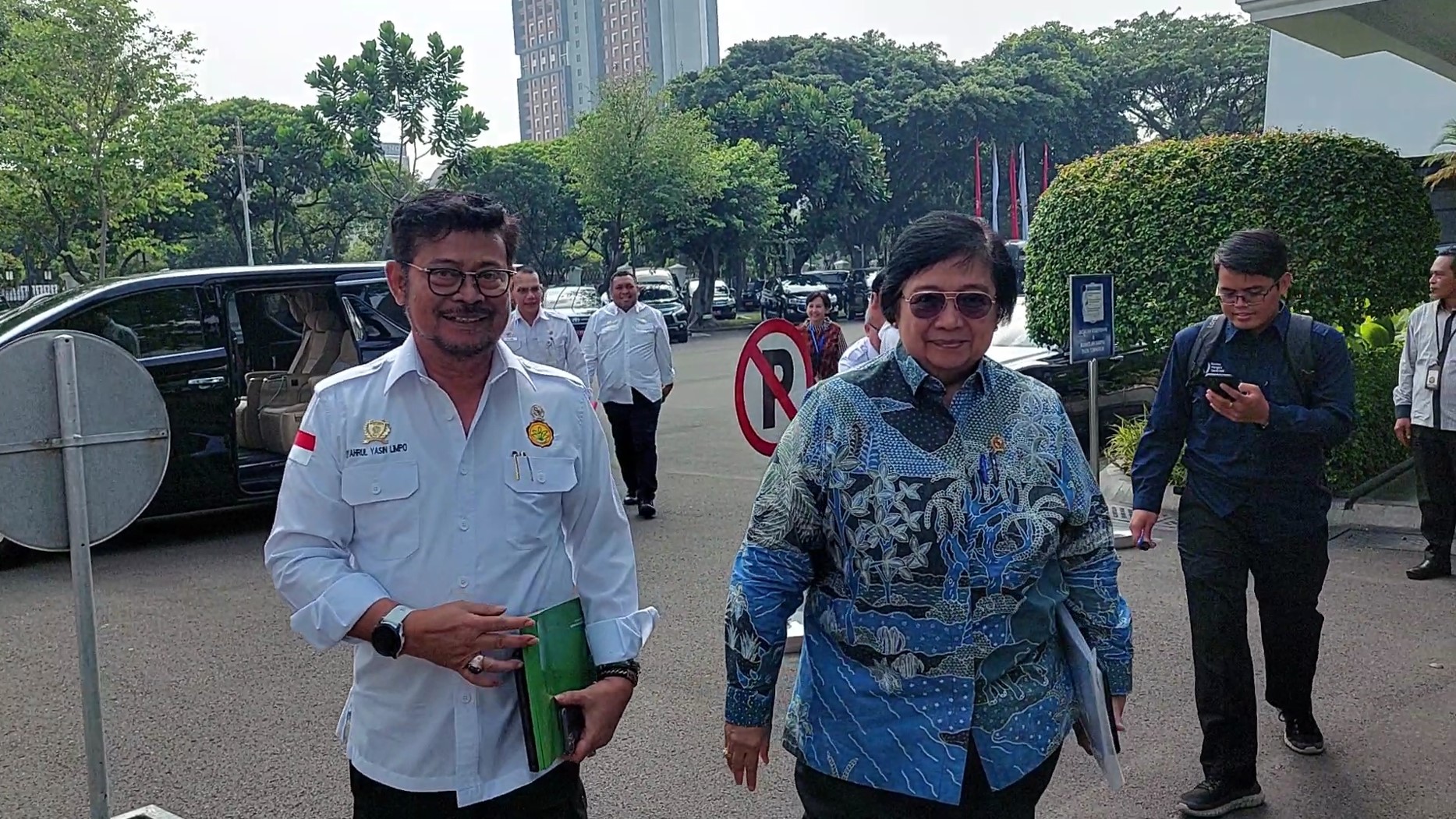 Menteri Pertanian Syahrul Yasin Limpo (kiri) dan Menteri LHK Siti Nurbaya saat tiba di Istana Merdeka, Jakarta.