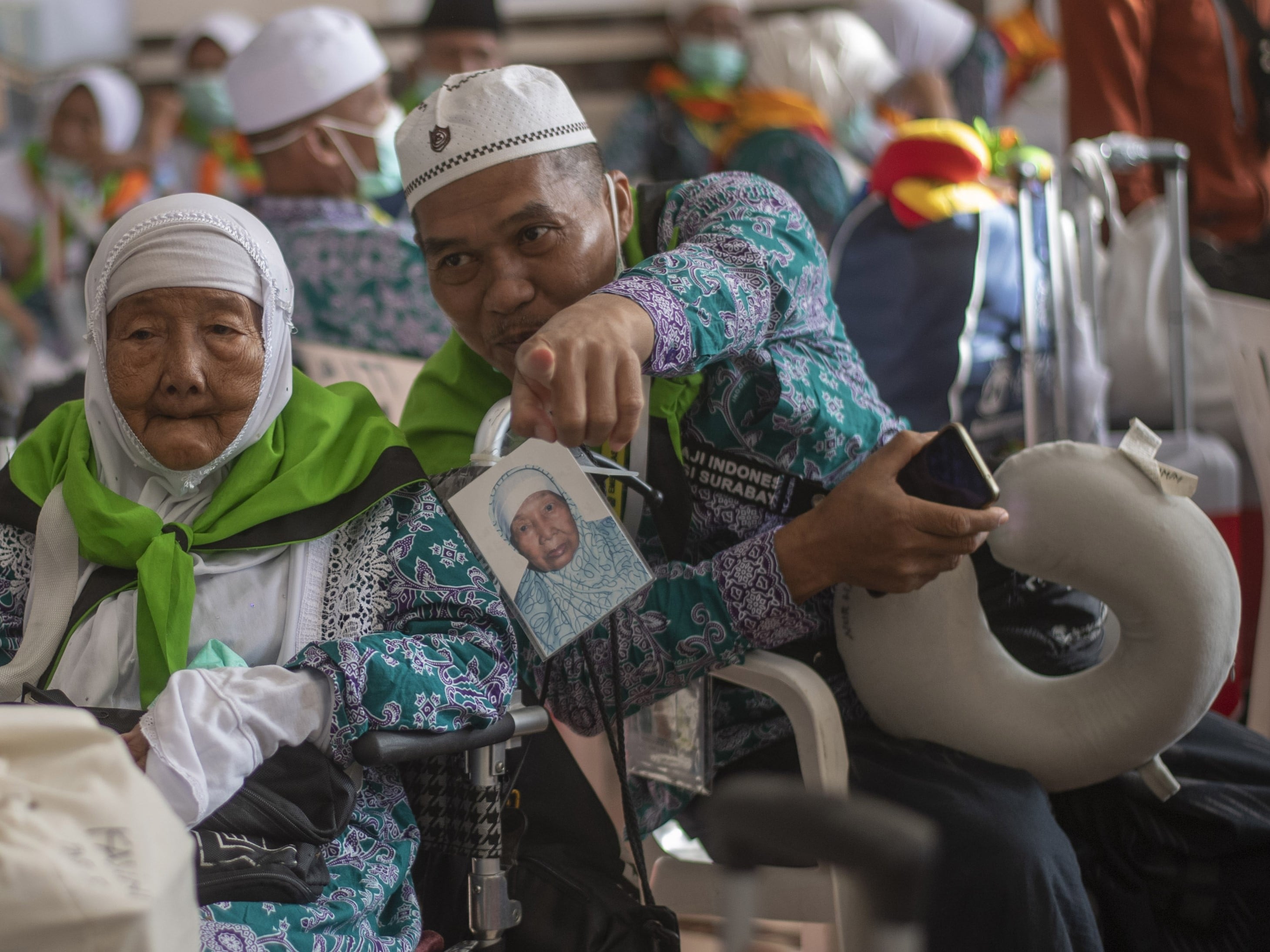Jemaah haji kloter SUB 38 menunggu bus di Hotel 603 kawasan Raudhah, Mekah, Arab Saudi, Senin (10/7/2023).