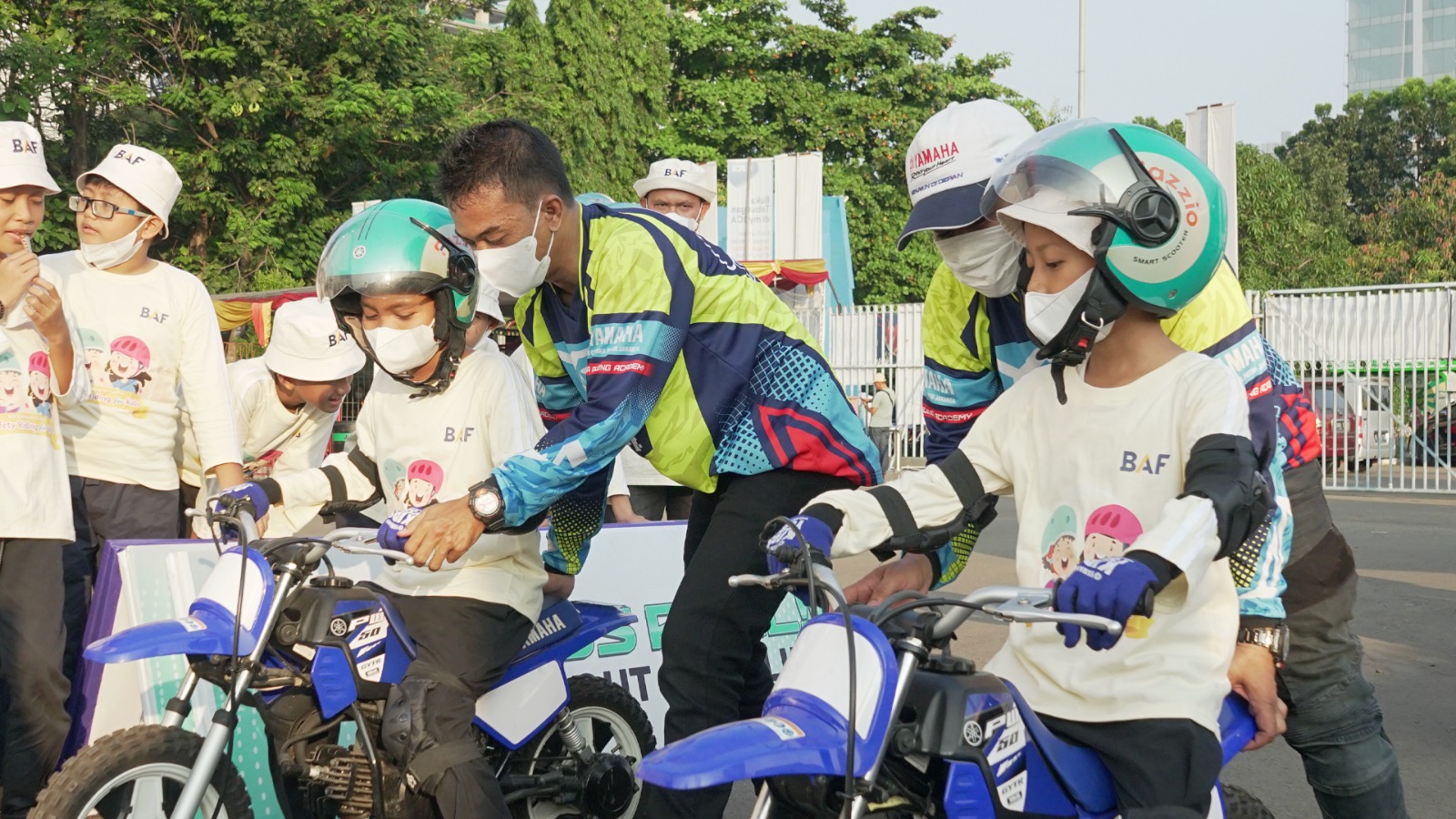 Anak-anak mencoba sepeda motor mini dalam kegiatan CSR Safety Riding Science for Kids di Jakarta Fair 2023.