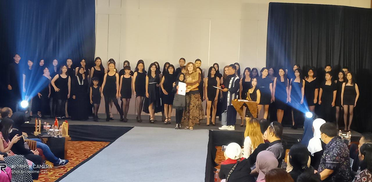 Pelepasan lulusan Revi Model Academy di Kota Bandung dan perubahan nama lembaga baru 