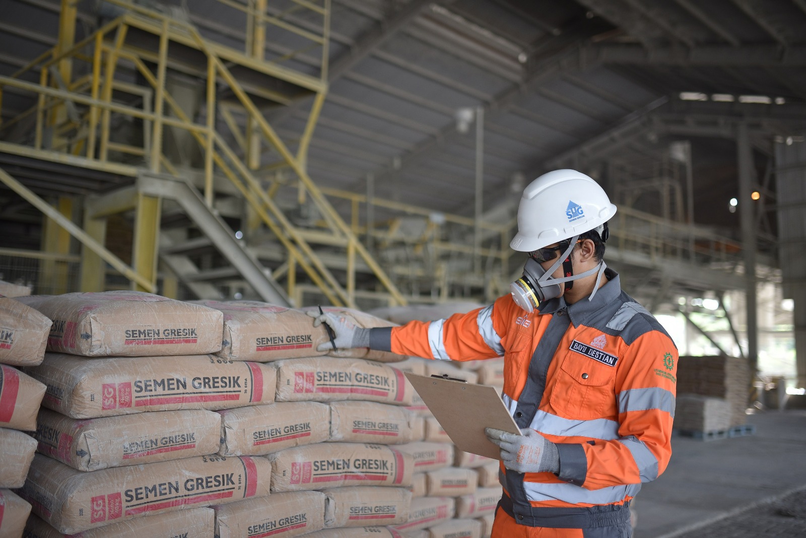 Seorang karyawan Semen Gresik mengawasi proses produksi. 