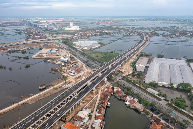 Foto udara proyek pembangunan Jalan Tol Semarang-Demak.