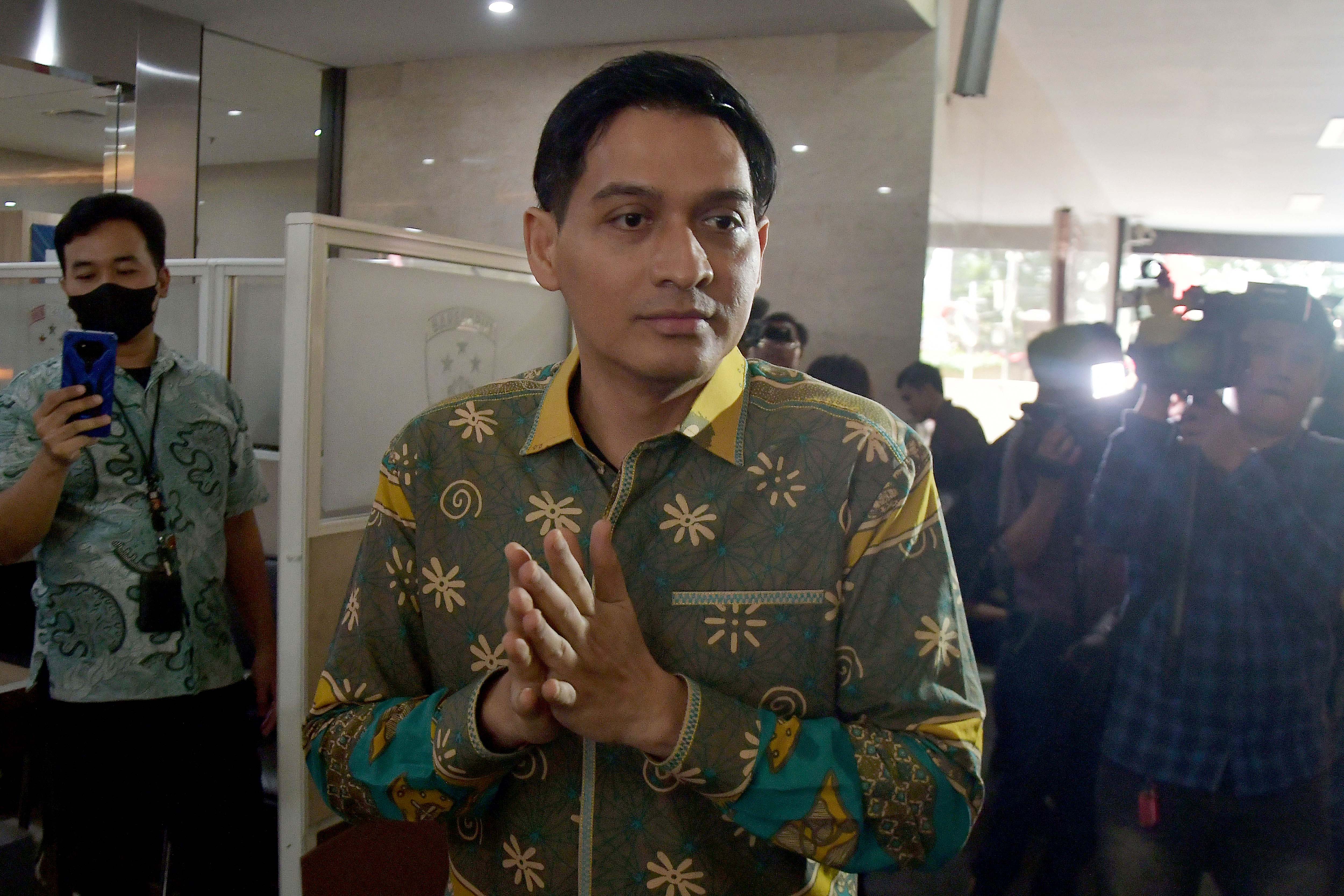 Mantan Bupati Indramayu Lucky Hakim (tengah) di Mabes Polri, Jakarta, Jumat (14/7/2023).