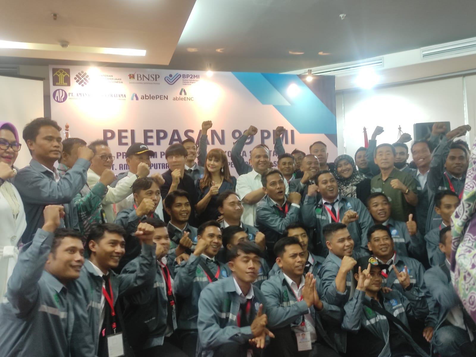 Sebanyak 99 PMI dari PT Amanah Putra Pratama dilepas keberangkatannya ke Korea Selatan oleh Wakil Menteri Ketenagakerjaan Afriansyah Noor.