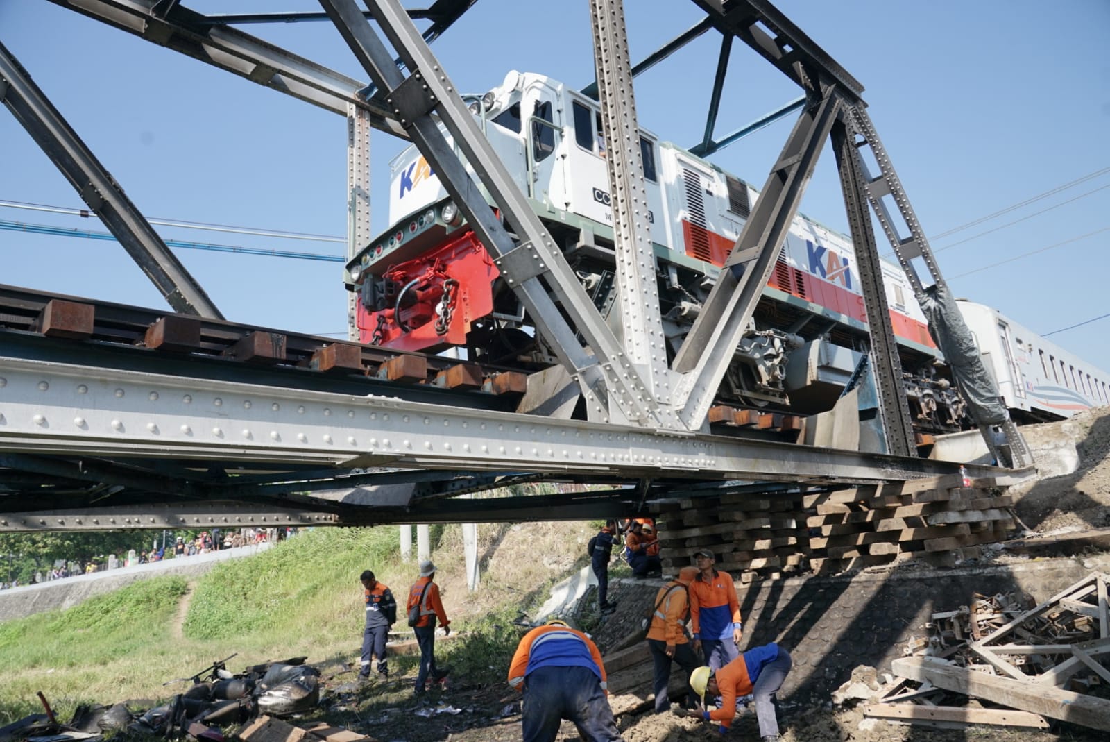 proses evakuasi KA Brantas yang sebelumnya menabrak truk mogok di Semarang, Jawa tengah
