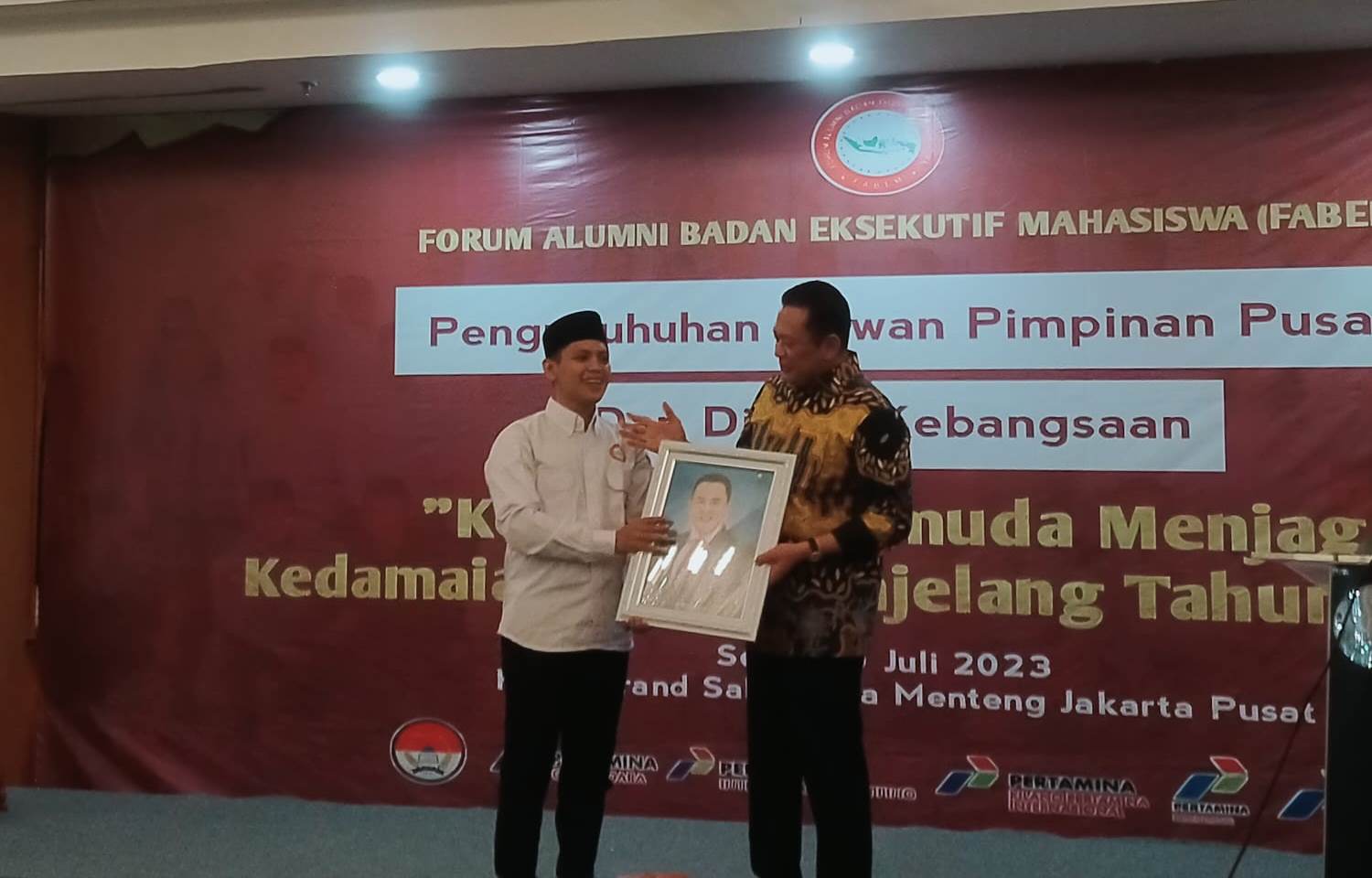 Ketua Umum DPP FABEM Zainudin Arsyad (kiri) menyerahkan cendera mata kepada Ketua MPR RI Bambang Soesatyo. 