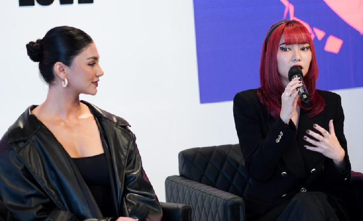 Penyanyi Isyana Sarasvati (kanan). 