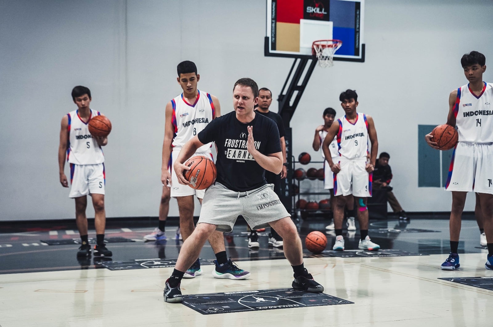 Micah Lancaster memberikan pelatihan bagi tim DBL All-Stars 2023