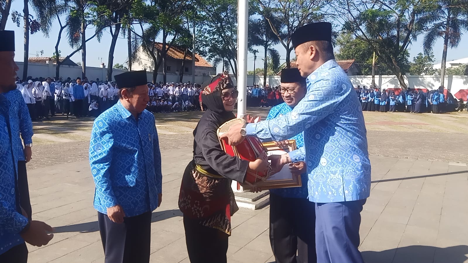 Penghargaaan untuk pegiat seni dan budaya Sunda oleh Paguyuban Pasundan