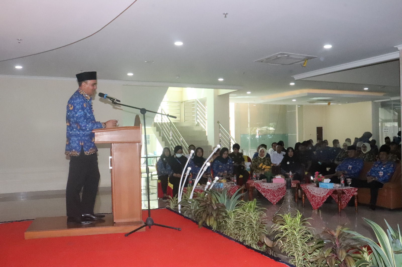 PJ Bupati Brebes memberikan sambutan di Aksi Sosial Kejari Brebes