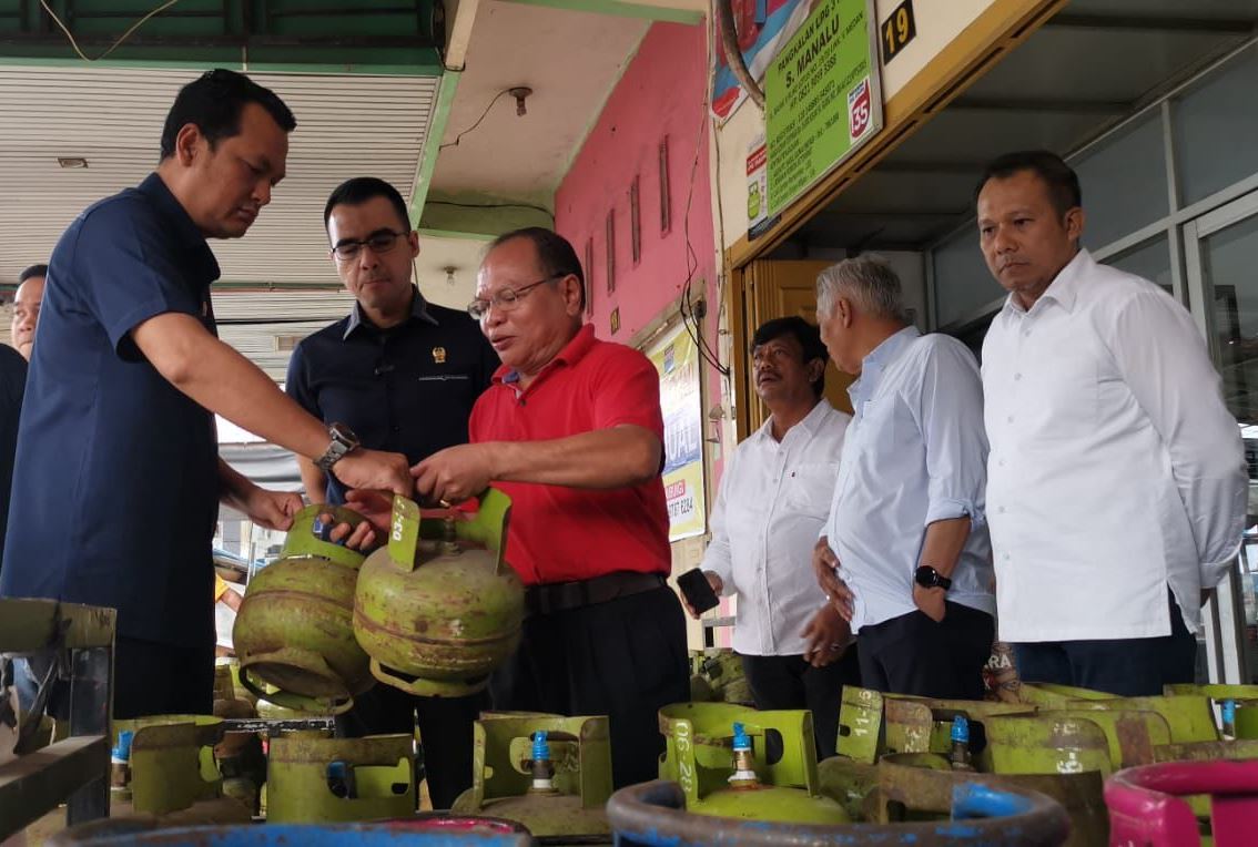 Wakil Ketua Komisi VI DPR RI Martin Manurung (kiri) saat meninjau langsung ketersediaan LPG 3 kg di salah satu pangkalan di Medan.