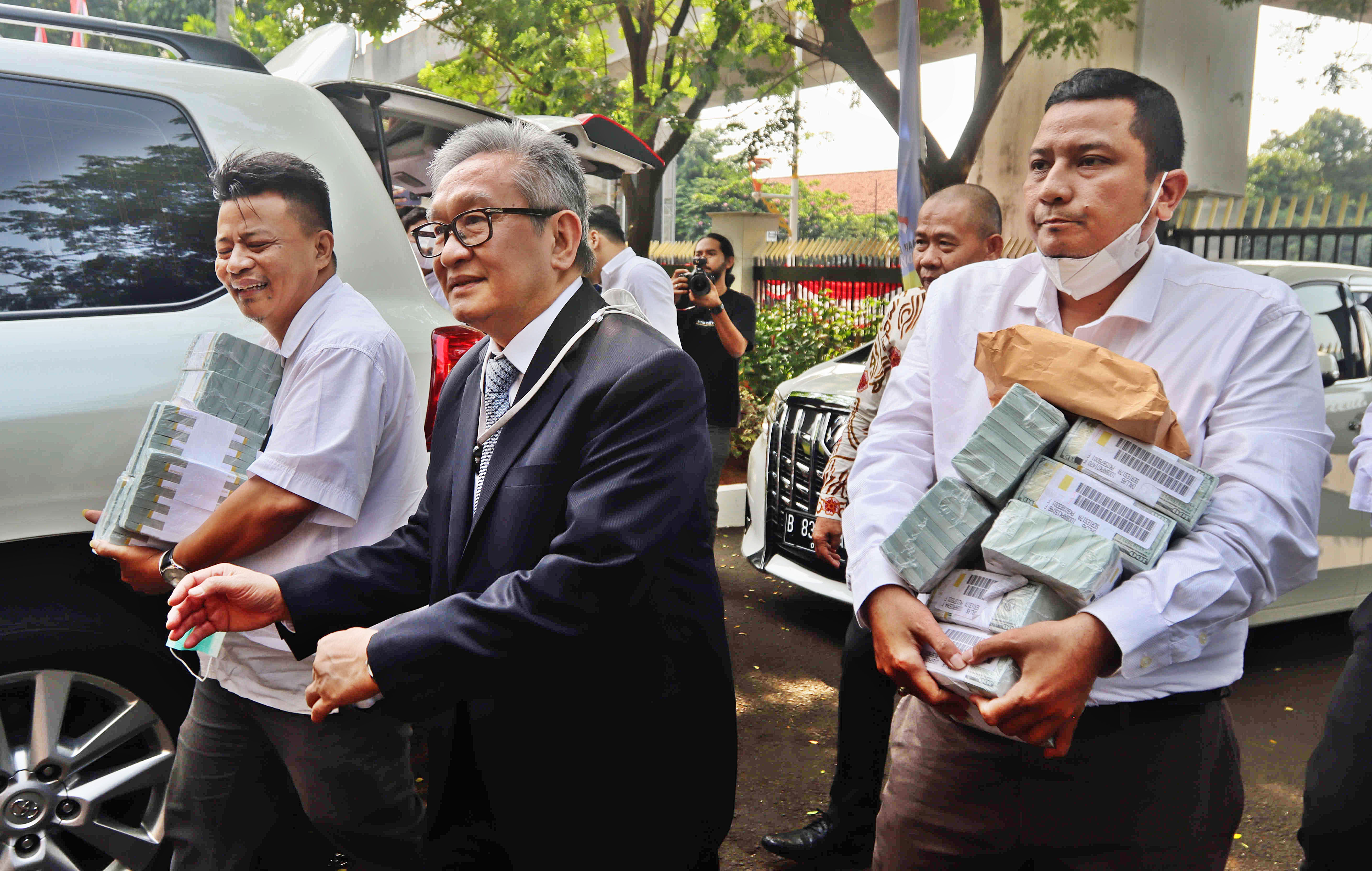 Maqdir Ismail (jas hitam) pengacara Irwan Hermawan dalam kasus korupsi BTS Bakti Kominfo, membawa uang Rp27 miliar ke Kejagung.