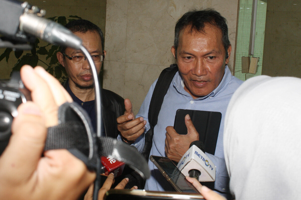 Mantan Wakil Ketua KPK, Saut Situmorang (kanan).