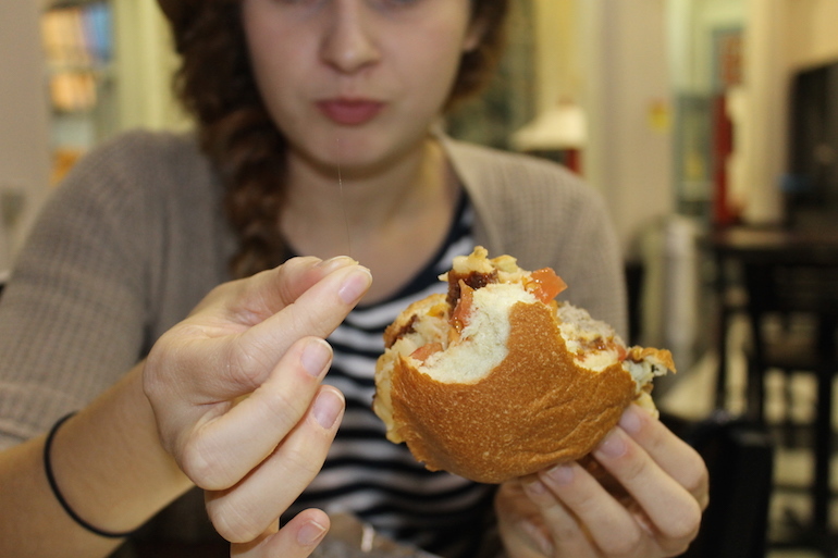 Ilustrasi menemukan rambut dalam makanan.