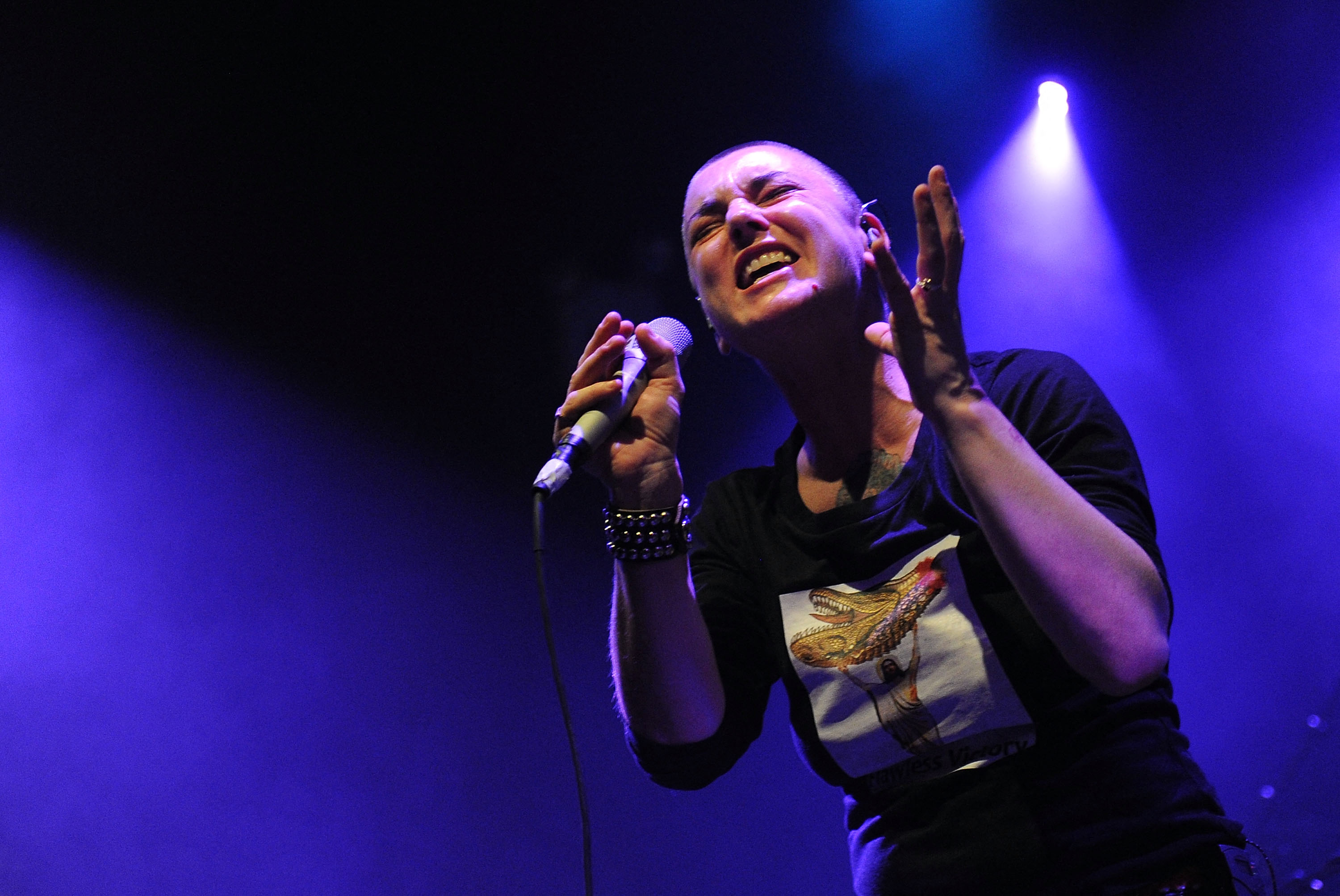 Penyanyi Irlandia Sinead O'Connor saat tampil di New York, AS pada 23 Februari 2012.
