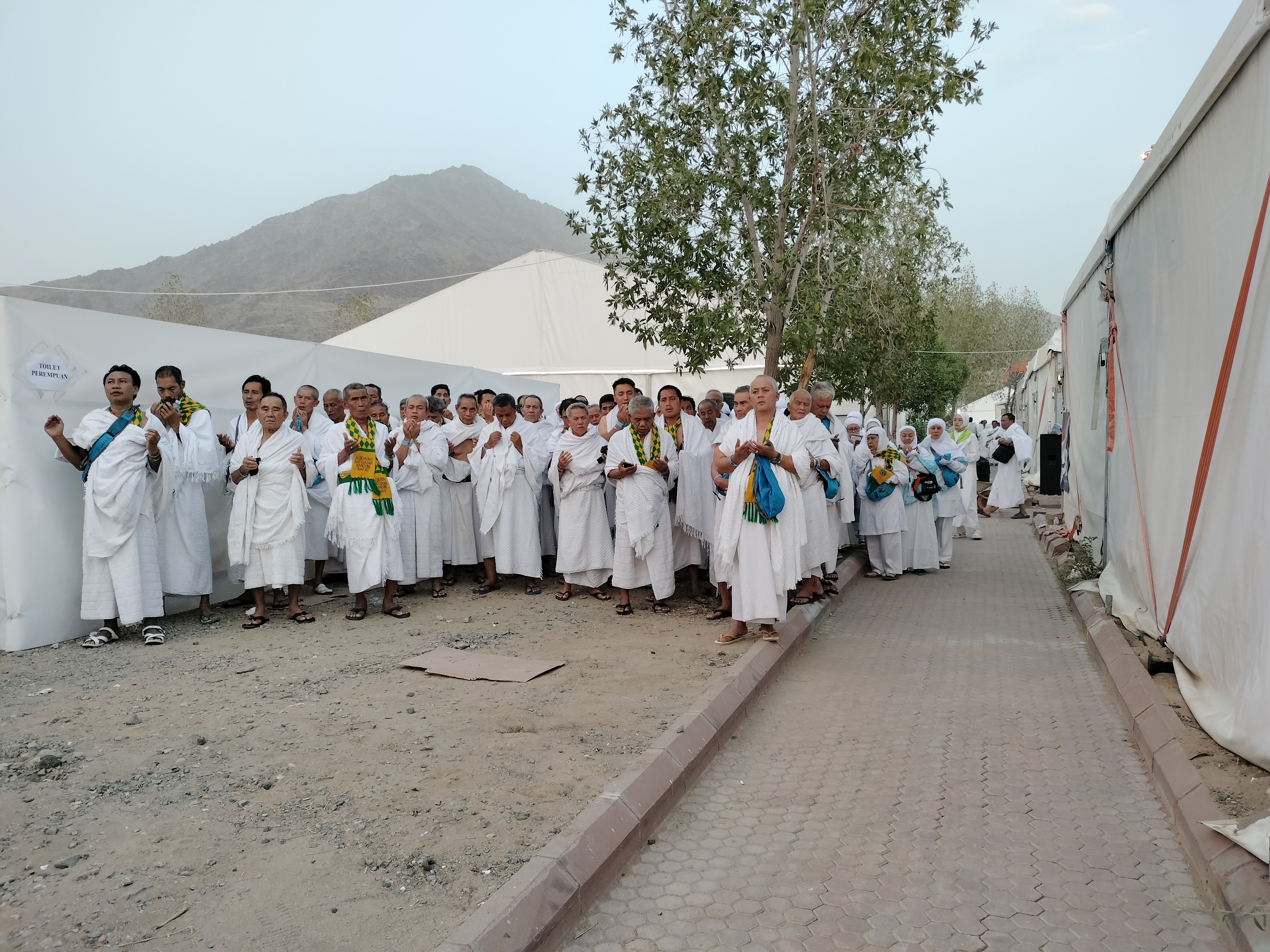 Jemaah haji Indonesia memanjatkan doa menjelang matahari terbenam di hari wukuf di Arafah, Selasa (27/7/2023).