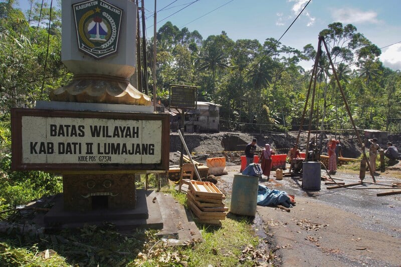 Jembatan Kali Glidik di Pronojiwo, Lumajang, Jawa Timur yang putus akibat banjir lahar dingin Semeru.