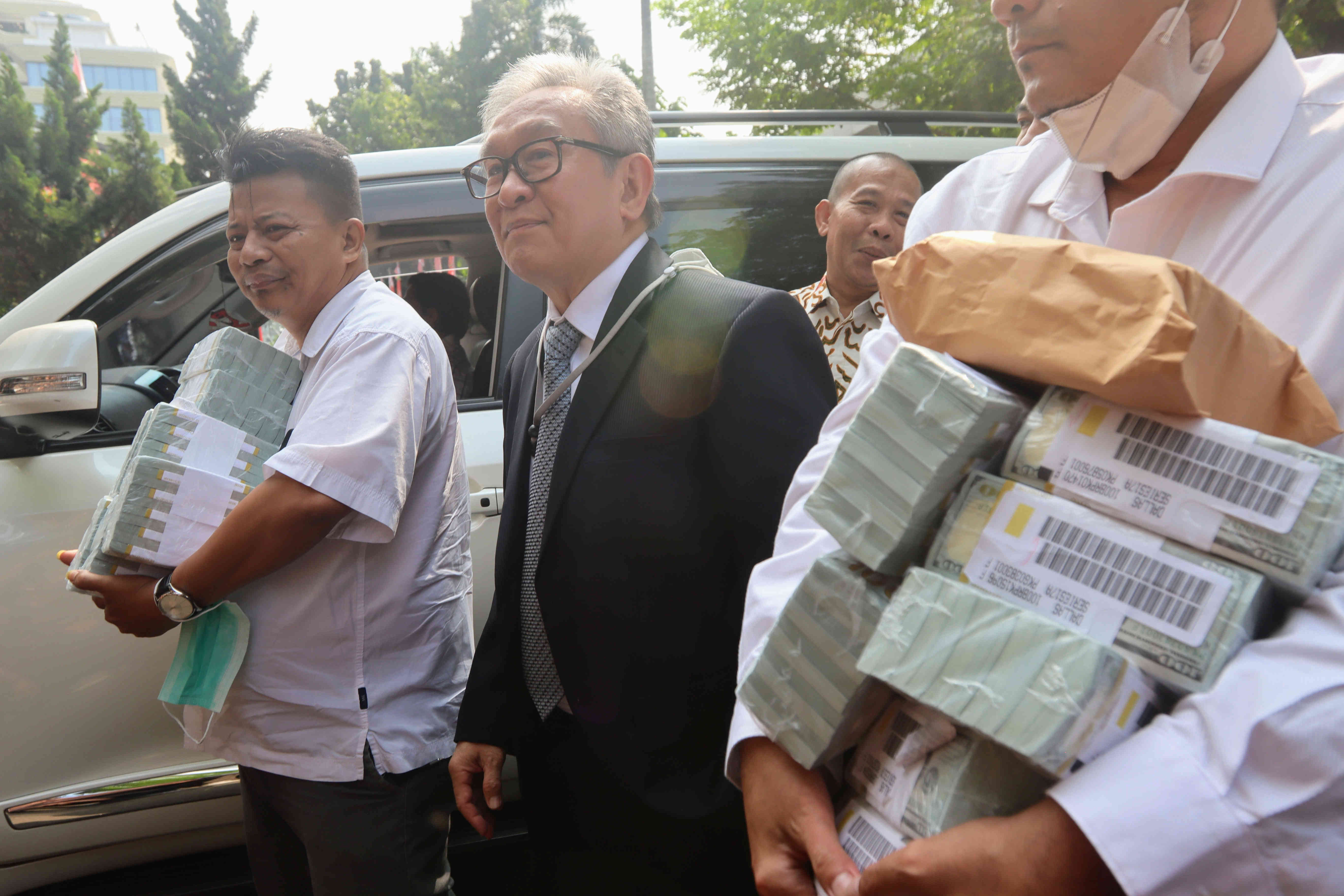 MAQDIR ISMAIL KEMBALIKAN UANG RP 27 MILIAR KE KEJAGUNG, KAMIS, 13 JULI 2023.