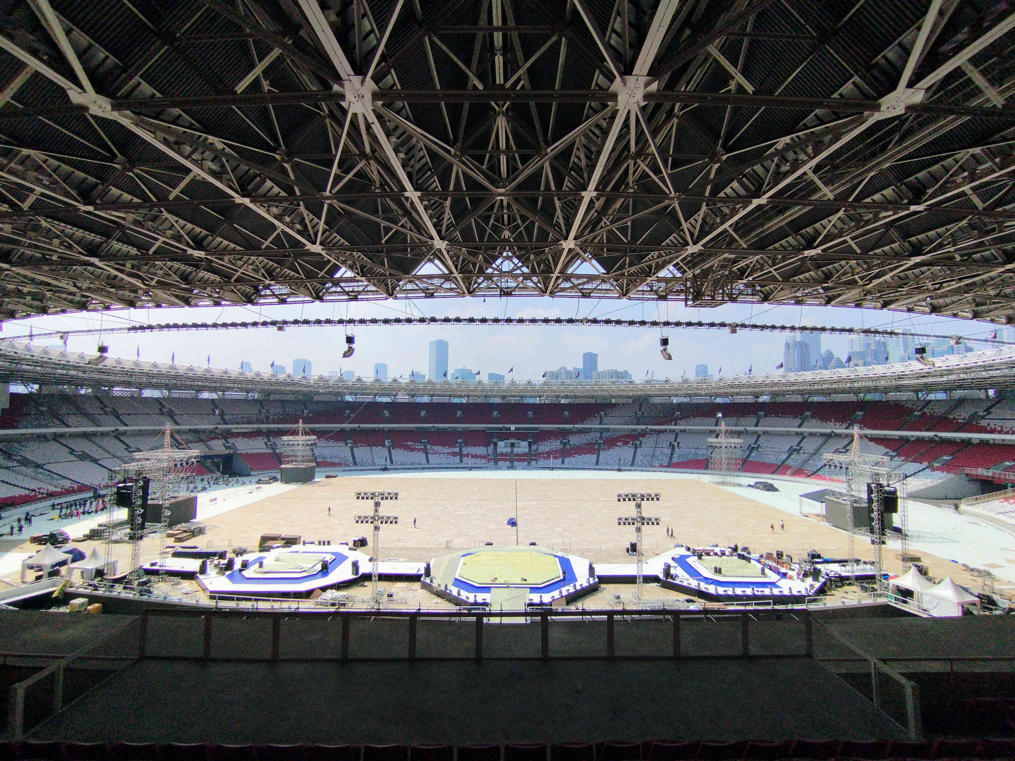 Suasana persiapan apel siaga perubahan Nasdem di GBK Senayan Jakarta,
