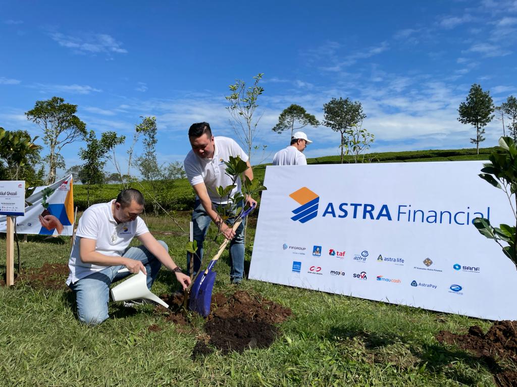 Program 'Tanam Pohon Bersama Astra Financial' di wilayah Talaga Saat, Puncak, Jawa Barat.