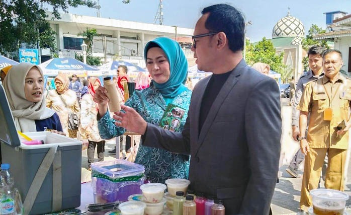 Wali Kota Bogor Bima Arya selagi mencicipi produk minuman kopi susu Deadcobean hasil PWMP mahasiswa di GMP Kota Bogor. 