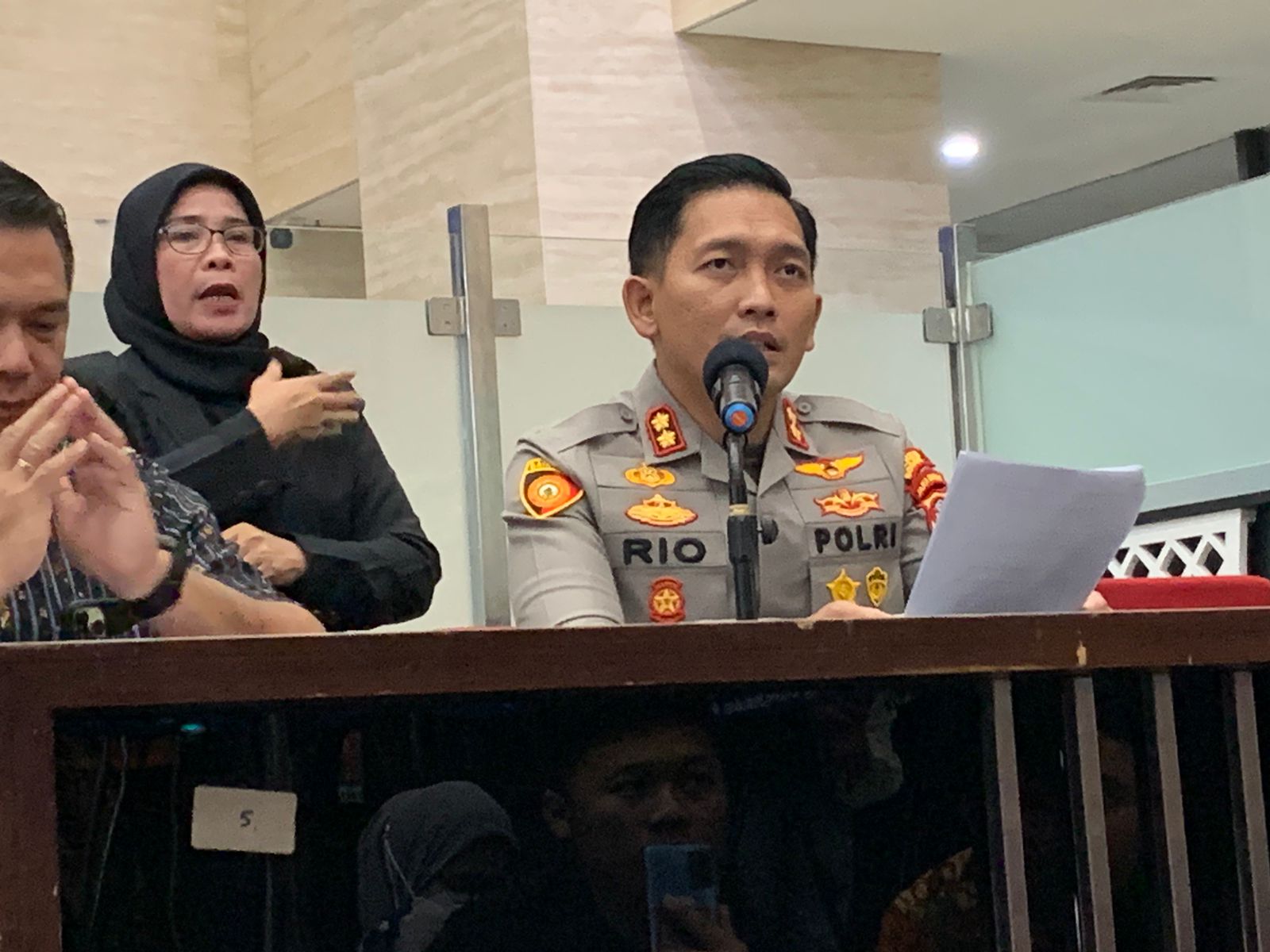 Kapolres Bogor AKBP Rio Wahyu Anggoro dalam jumpa pers terkait kejadian polisi tembak polisi.