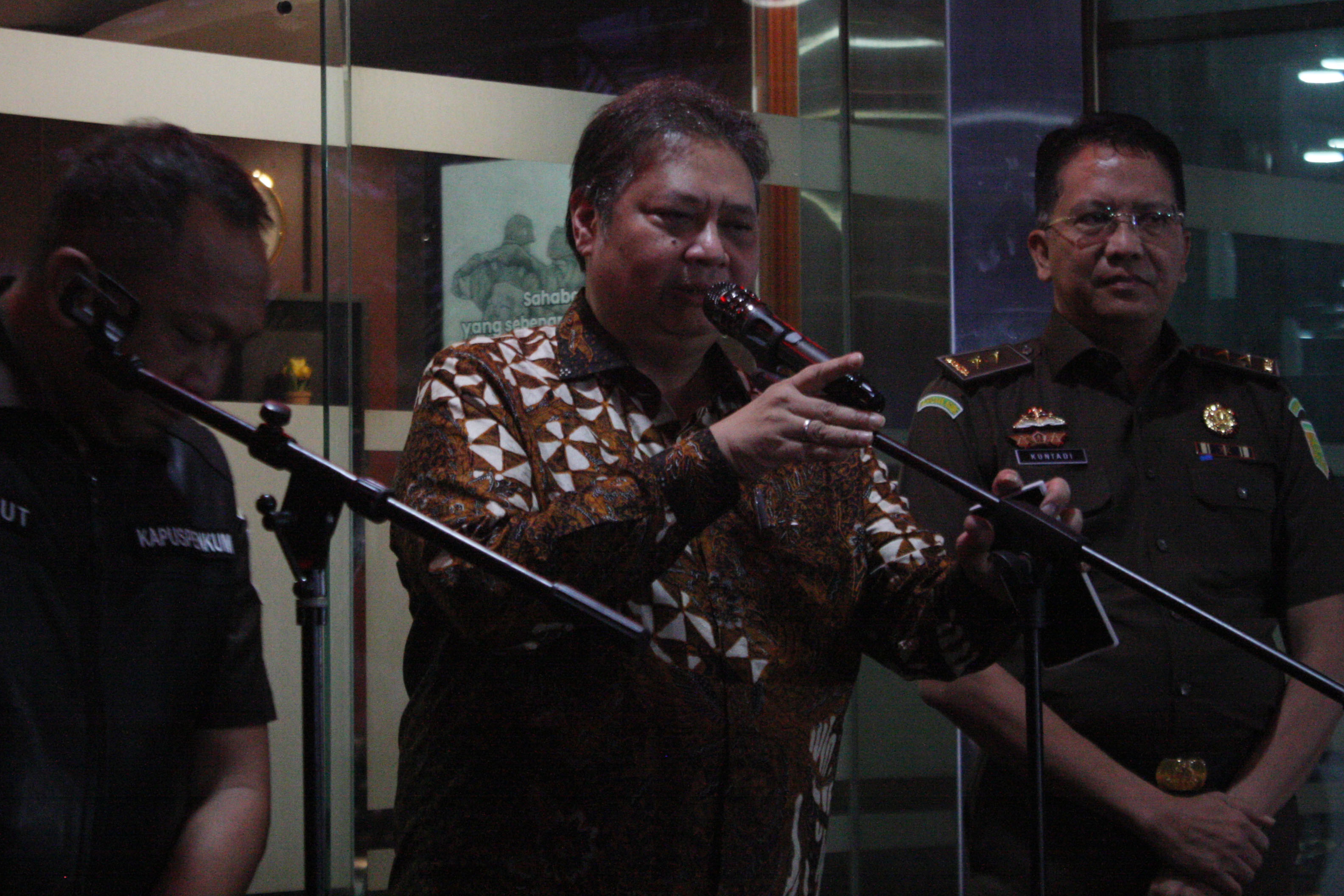 Airlangga Hartarto diperiksan selam 12 jam diperiksa sebagai saksi terkait kasus ekspor crude palm oil (CPO) atau bahan baku minyak goreng.