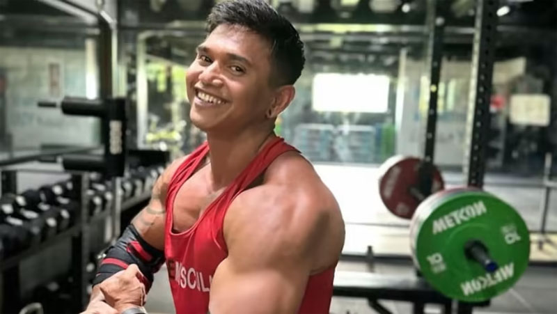 Dunia kebugaran Indonesia berduka dengan meninggalnya influencer kebugaran Justyn Vicky meninggal dunia karena tertimba barbell.
