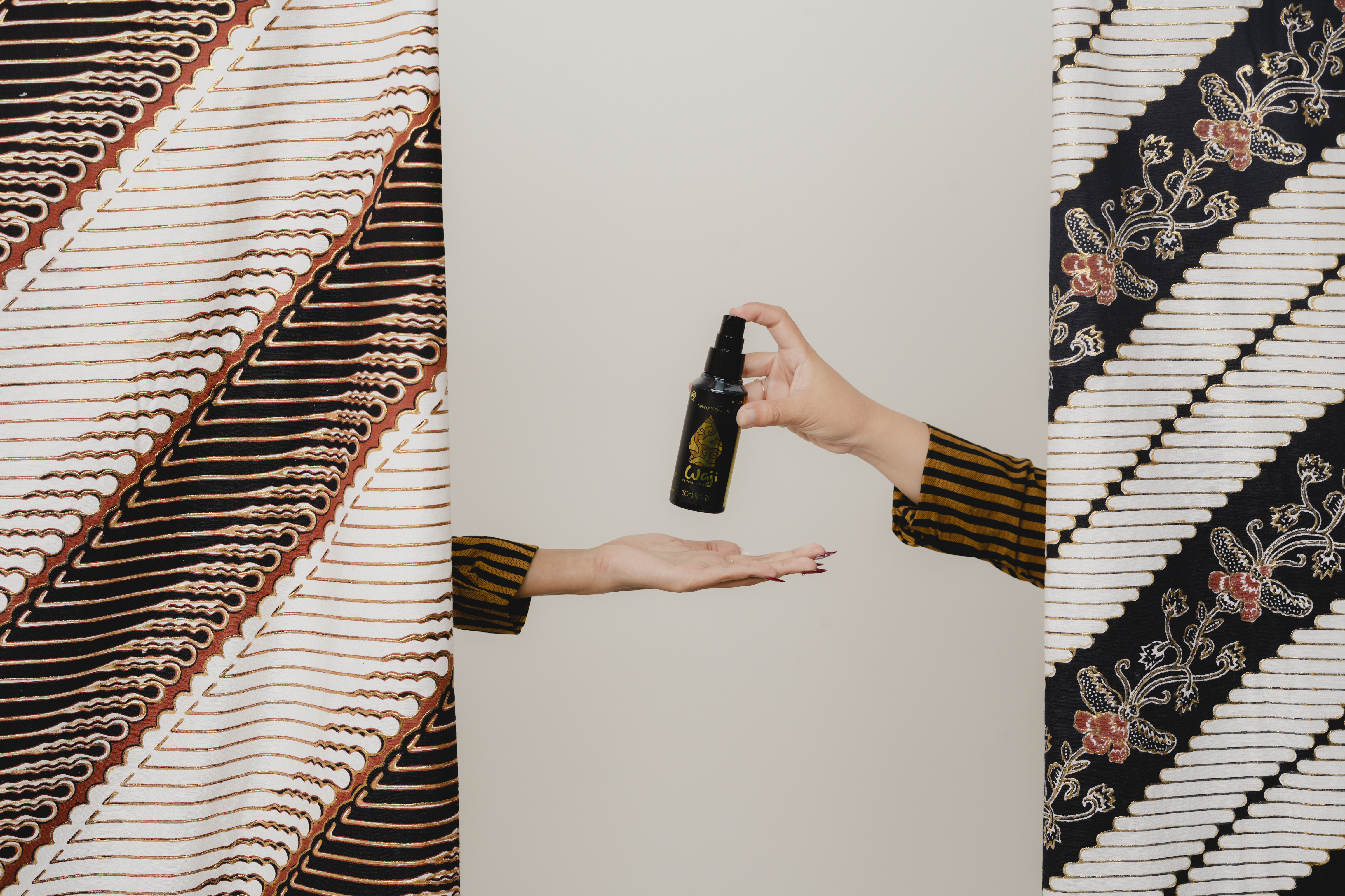 Minyak balur bisa menjadi pilihan untuk mengatasi keluhan kesehatan seperti nyeri sendi, pegal linu, sakit pinggang, dan masuk angin.