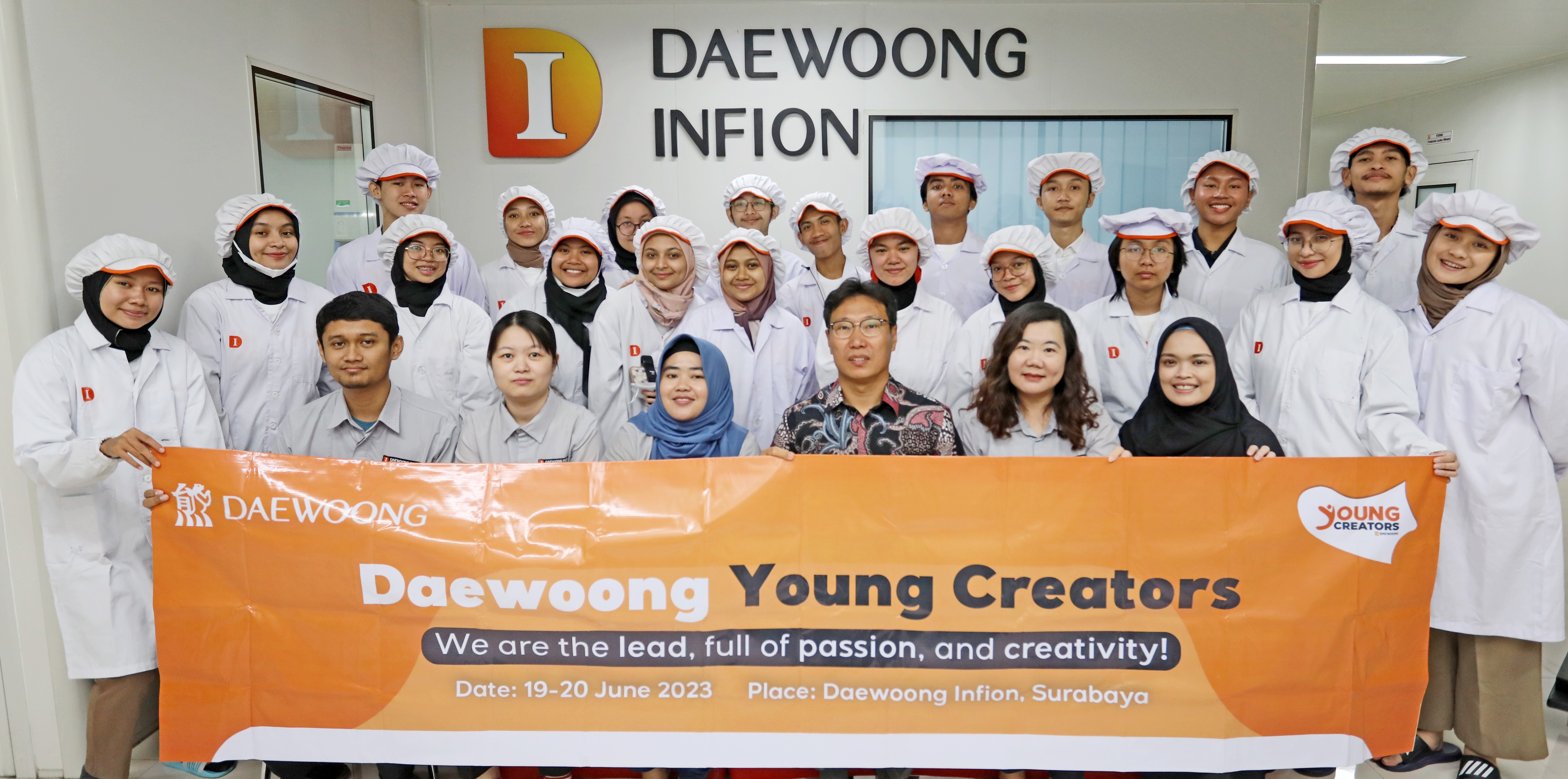 Mahasiswa dari Daewoong Young Creators mengunjungi pabrik farmasi Korea Daewoong Infinion di Surabaya, Jawa Timur.