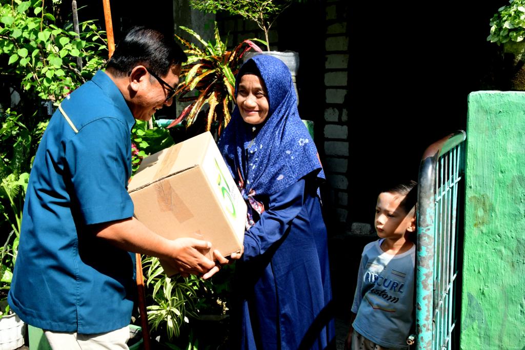 Petrokimia Gresik memberikan bantuan bagi warga di HUT ke-51