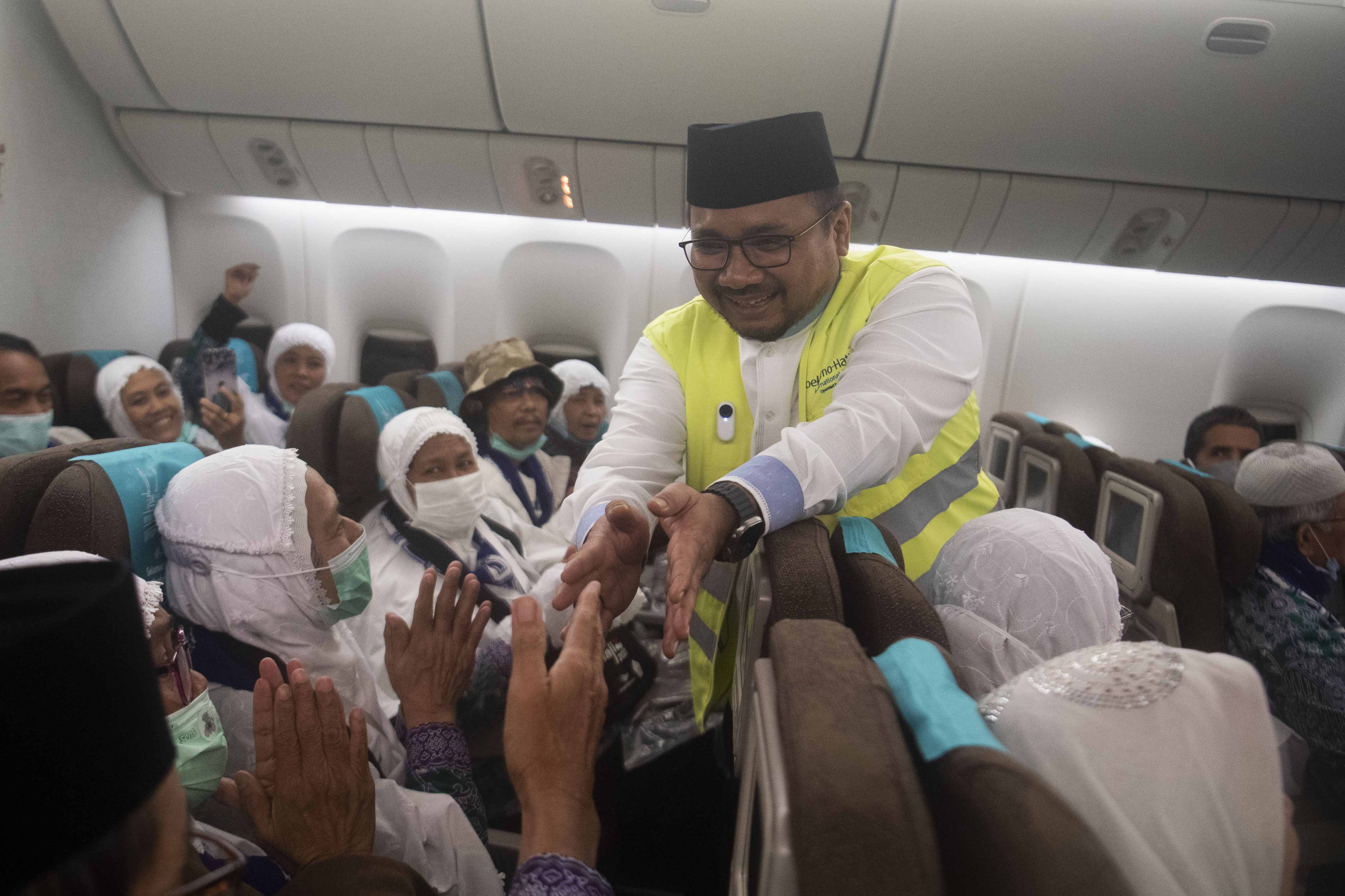 Menteri Agama Yaqut Cholil Qoumas menyalami jemaah haji yang akan berangkat ke Tanah Suci.