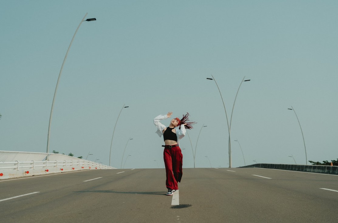 Aksi Isyana Sarasvati di video musik Mindblowing!