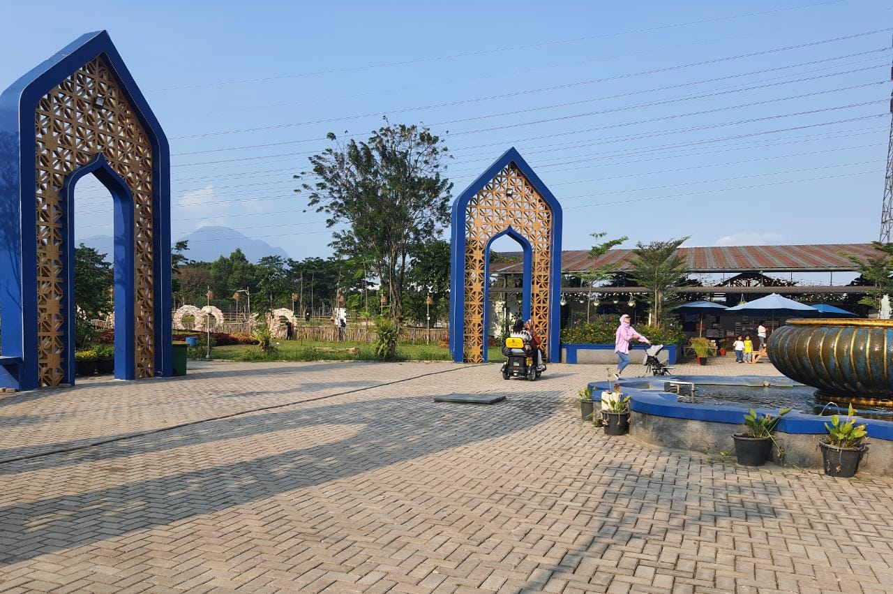 Objek wisata Tepi Kota Healing menyuguhkan suasana taman yang menyenangkan