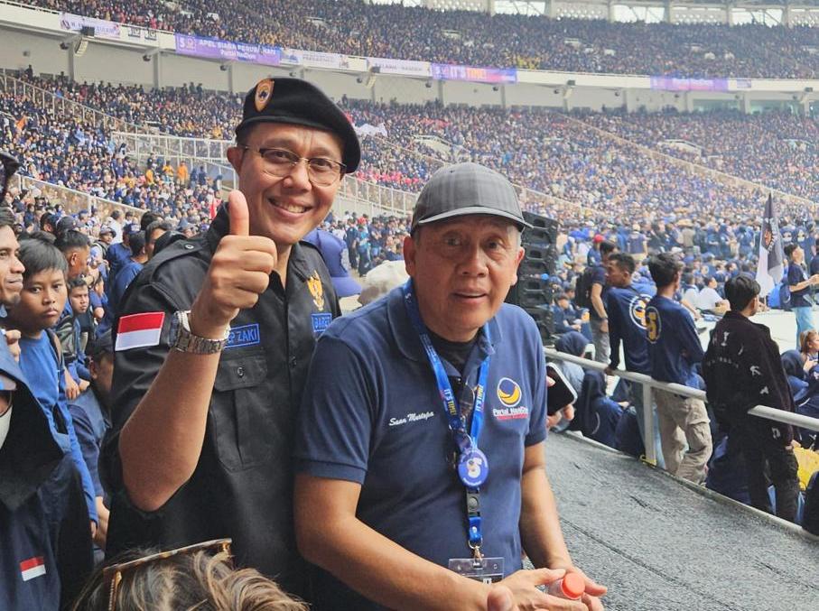 Ayep Zaki (kiri) bersama Ketua DPW Partai NasDem Jabar Saan Mustofa saat apel siaga perubahan di Stadion GBK, Senayan.
